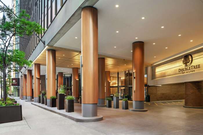 Chicago hilton mile magnificent suites hotel details room
